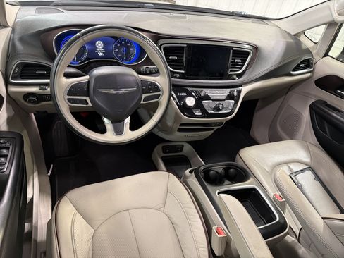 Used 2018 Chrysler Pacifica Limited FWD image 12