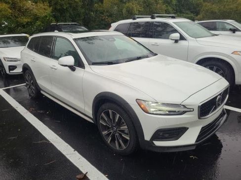 Used 2024 Volvo V60 B5 Cross Country Ultimate image 2