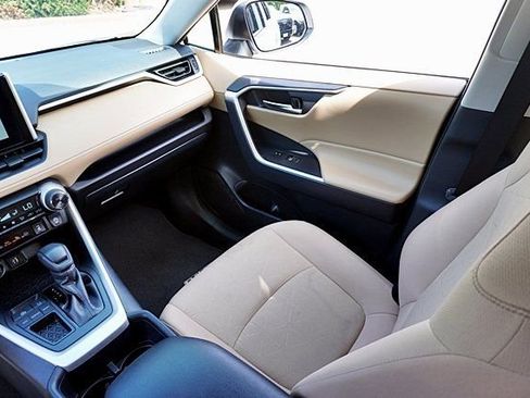 Used 2025 Toyota RAV4 XLE w/ Convenience Package FWD image 21