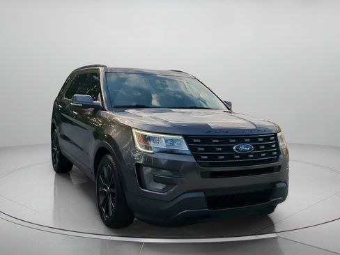Certified 2017 Ford Explorer XLT w/ Equipment Group 202A FWD image 4