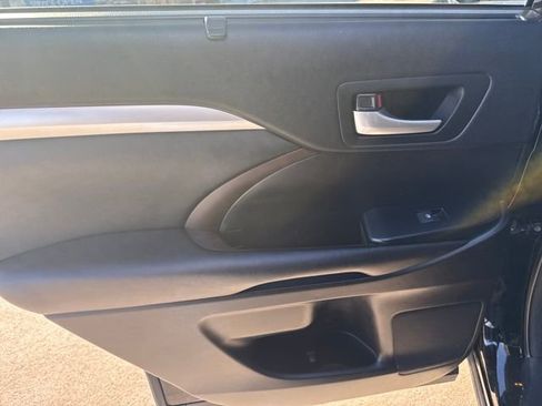 Used 2018 Toyota Highlander XLE image 17
