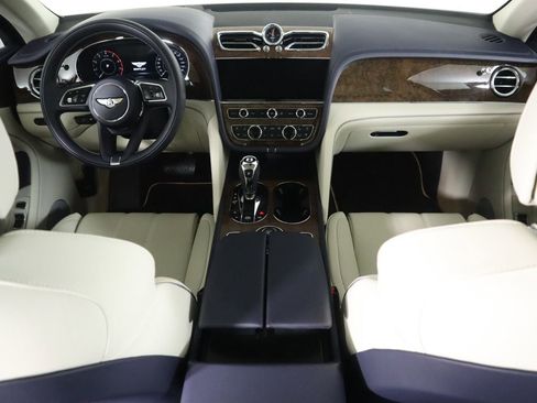Used 2025 Bentley Bentayga V8 image 13