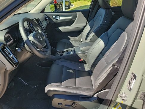 Used 2025 Volvo XC40 B5 Core image 14
