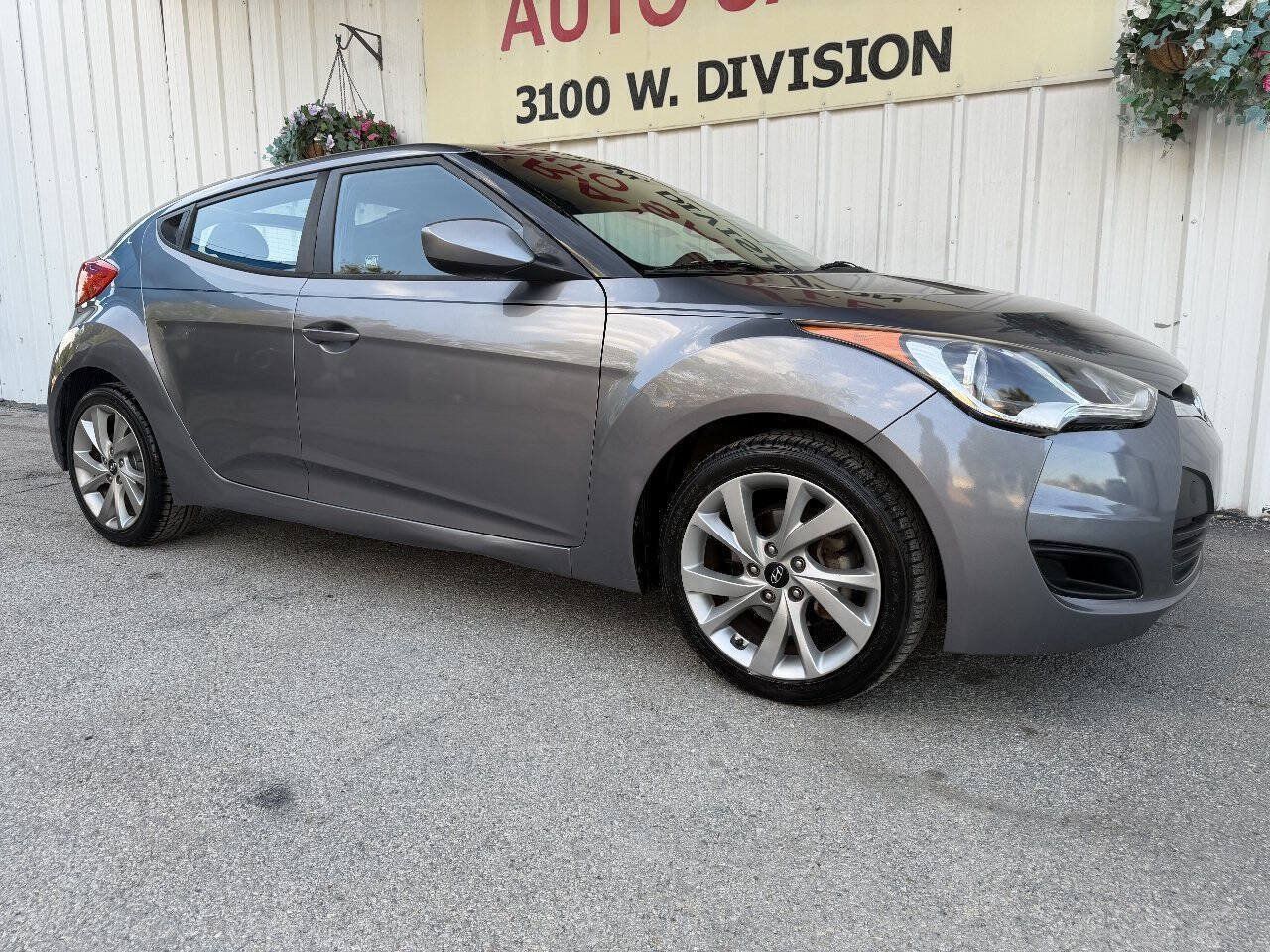 Used 2016 Hyundai Veloster FWD image 2