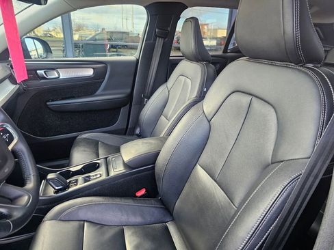 Used 2021 Volvo XC40 T5 Momentum w/ Premium Package image 18