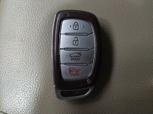 Used 2017 Hyundai Elantra Limited FWD image 32