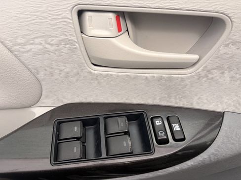 Used 2011 Toyota Sienna LE FWD image 11