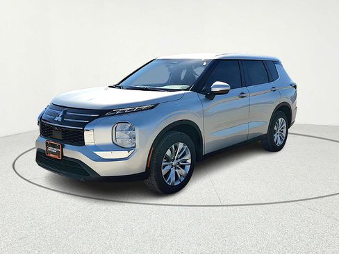 New 2026 Mitsubishi Outlander ES FWD image 2