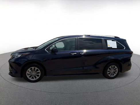 Used 2025 Toyota Sienna XLE FWD image 8