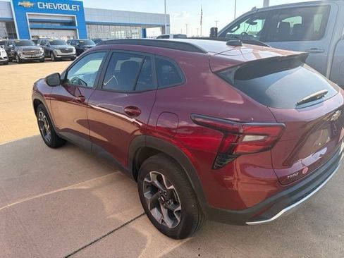 Used 2025 Chevrolet Trax LT w/ LT Convenience Package FWD image 5
