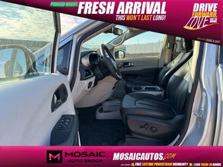 Used 2024 Chrysler Pacifica Touring-L FWD video 1