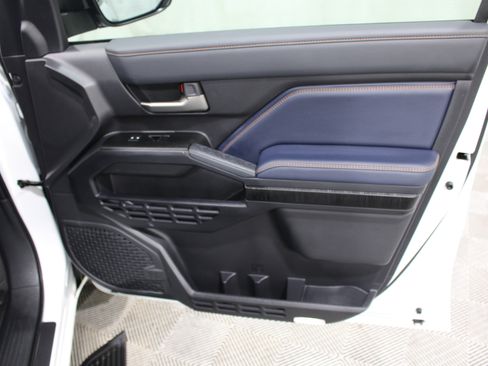 Used 2025 Toyota 4Runner Platinum AWD/4WD image 27