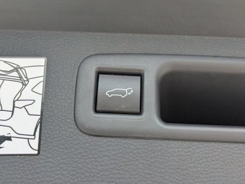 Used 2024 Toyota Highlander XLE FWD image 22