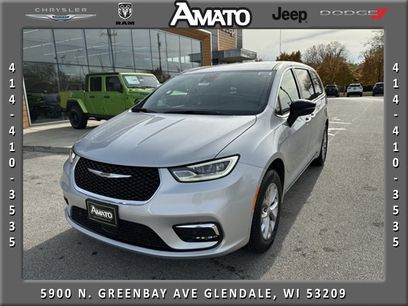 New 2026 Chrysler Pacifica Select