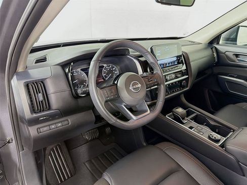 Used 2025 Nissan Pathfinder SL AWD/4WD image 9