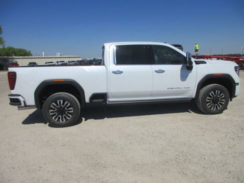 New 2026 GMC Sierra 3500 Denali Ultimate AWD/4WD image 3