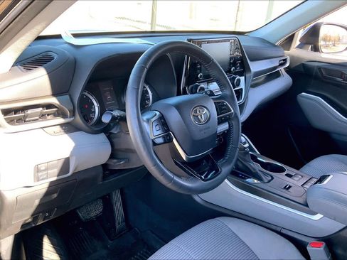 Used 2021 Toyota Highlander LE image 15
