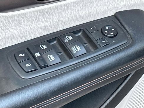 Used 2018 Chrysler Pacifica Touring-L image 18