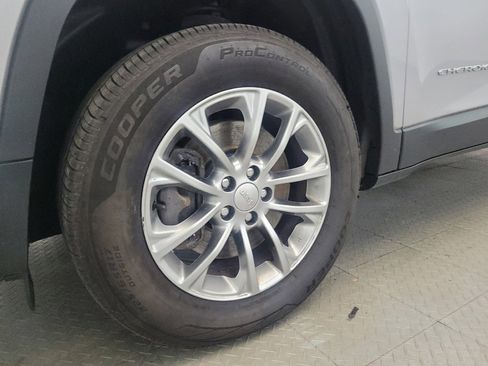 Used 2019 Jeep Cherokee Latitude Plus AWD/4WD image 31