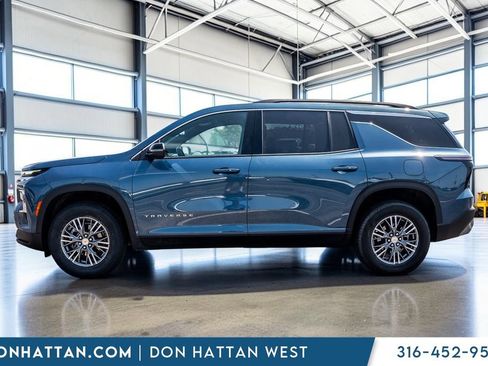 Used 2025 Chevrolet Traverse LT FWD image 2