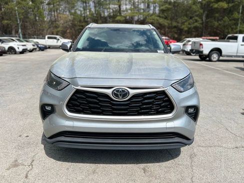 Used 2022 Toyota Highlander XLE image 2