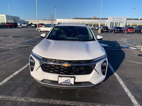 Used 2025 Chevrolet Trax LT w/ LT Convenience Package image 3