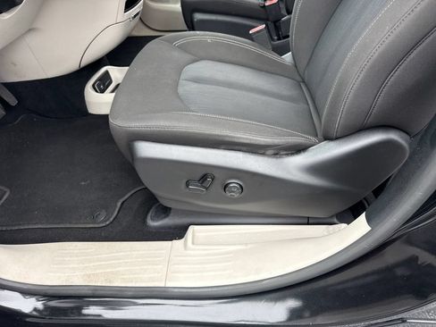 Used 2023 Chrysler Voyager LX FWD image 25