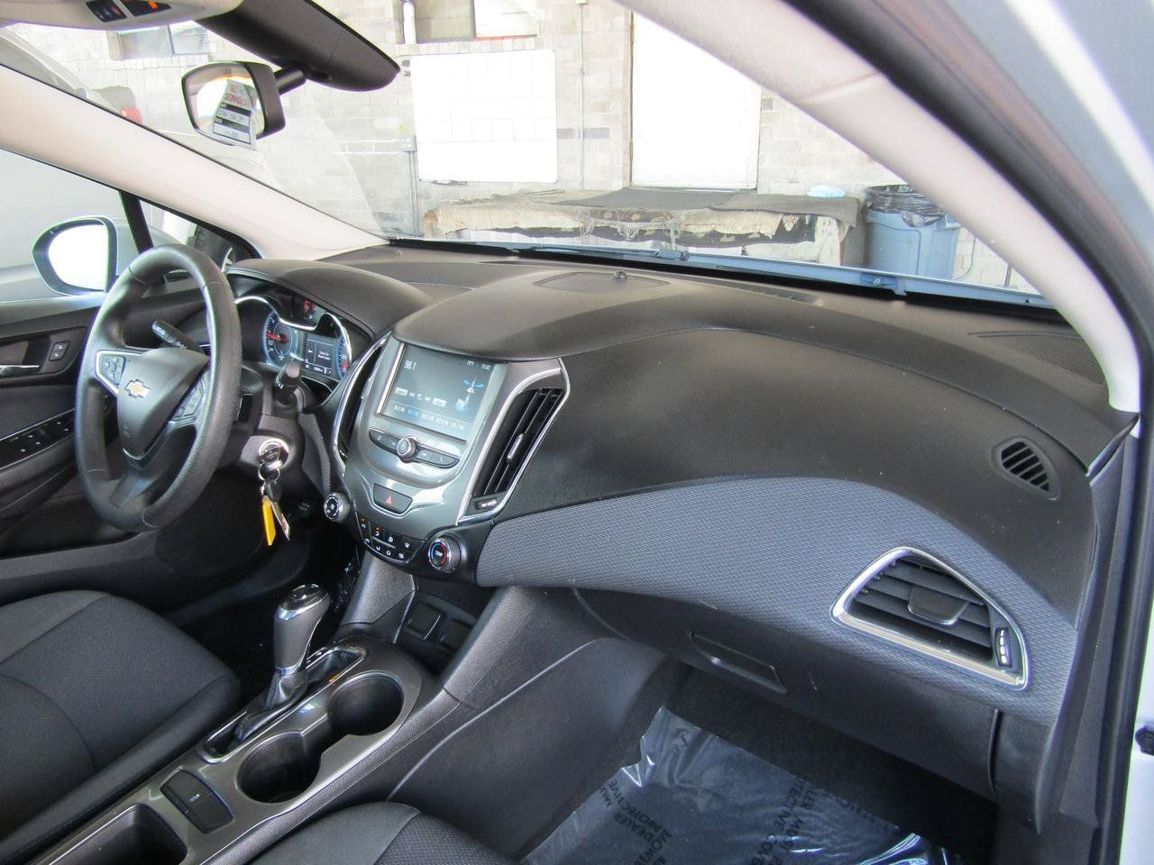 Used 2017 Chevrolet Cruze LT FWD image 10