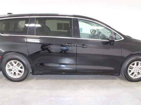 Used 2024 Chrysler Pacifica Touring-L image 12