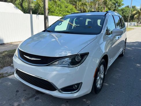 Used 2019 Chrysler Pacifica Touring-L FWD image 5