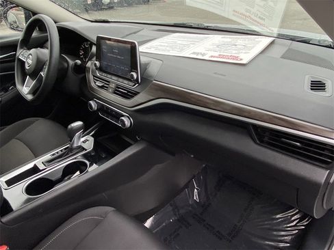 Used 2024 Nissan Altima 2.5 SV image 15