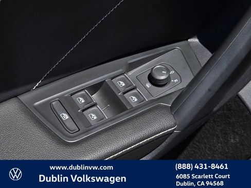 Used 2023 Volkswagen Tiguan SE w/ Panoramic Sunroof Package FWD image 11