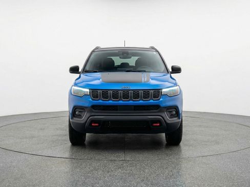 Used 2025 Jeep Compass Trailhawk AWD/4WD image 2