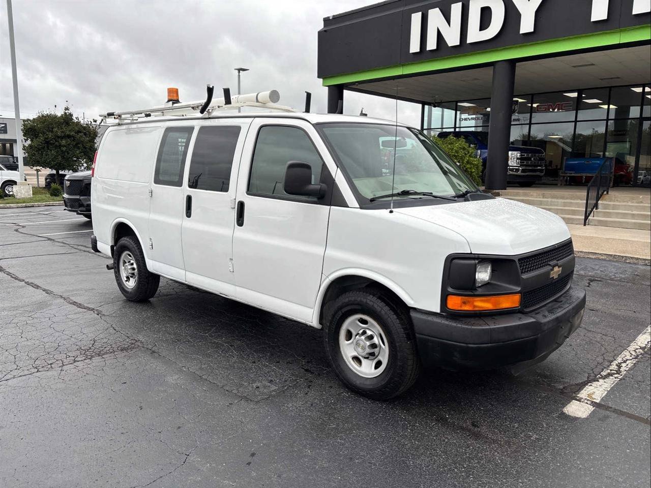 Used 2011 Chevrolet Express 2500 RWD image 2