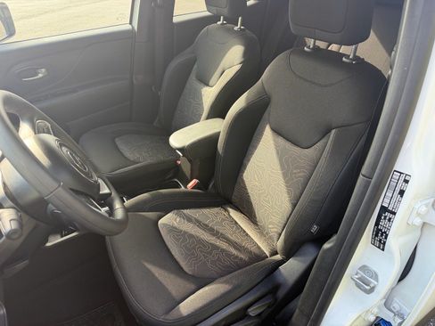 Used 2023 Jeep Renegade Latitude AWD/4WD image 24