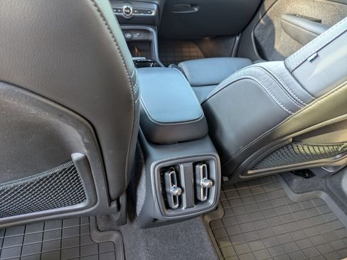 Used 2023 Volvo XC40 B4 Ultimate FWD image 30