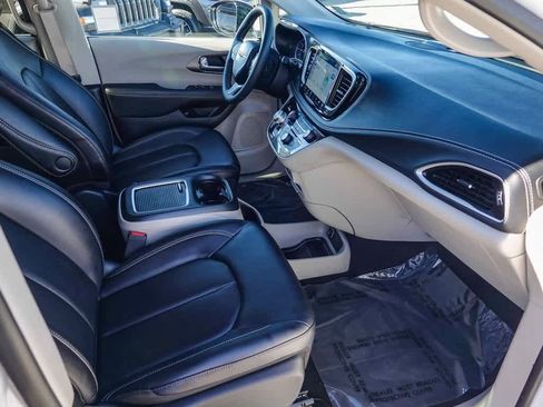 Certified 2024 Chrysler Pacifica Select image 15