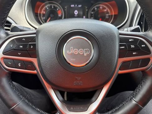 Used 2019 Jeep Cherokee Latitude Plus w/ Cold Weather Group AWD/4WD image 21