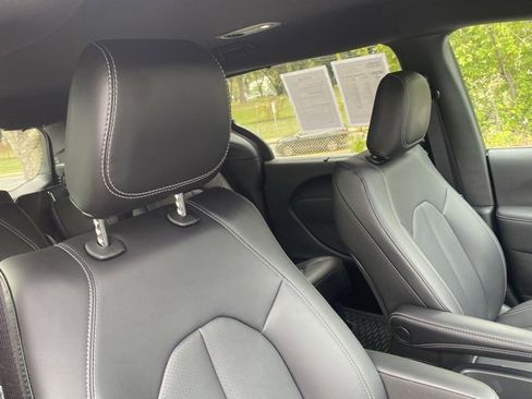 Used 2025 Chrysler Voyager LX image 36
