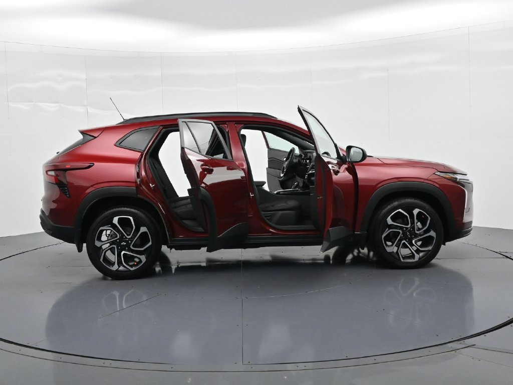 Used 2025 Chevrolet Trax RS w/ Sunroof Package FWD image 23