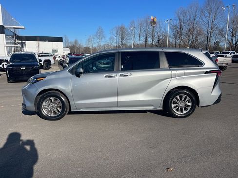 Used 2024 Toyota Sienna LE image 2