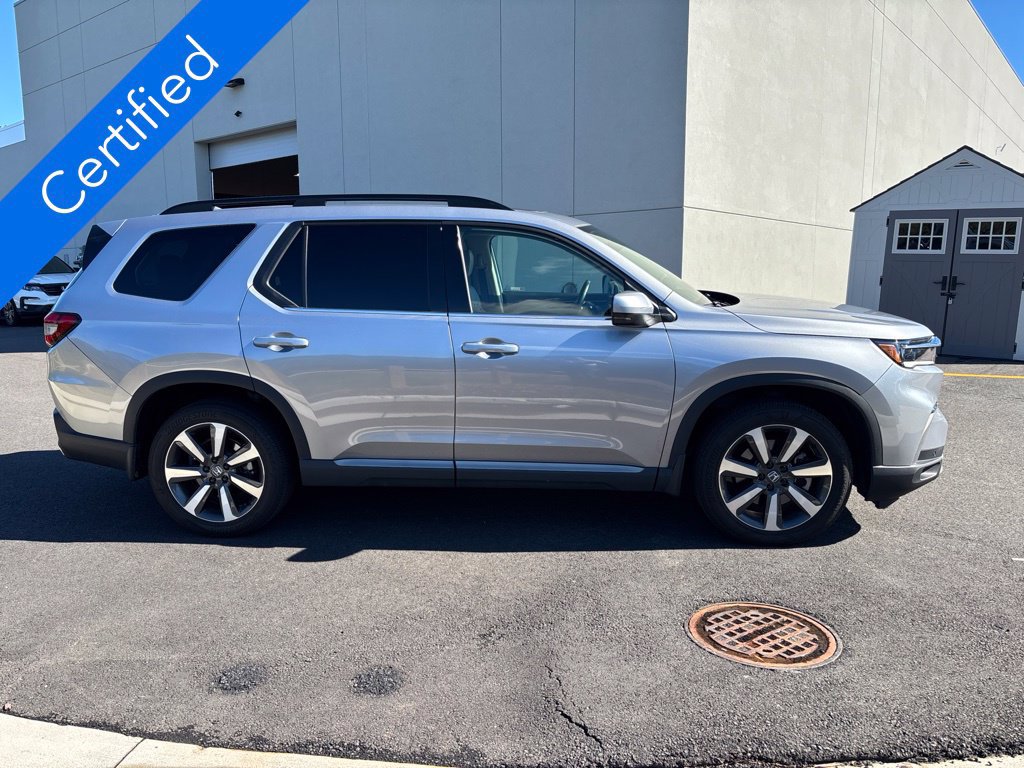 Used 2025 Honda Pilot Touring image 4