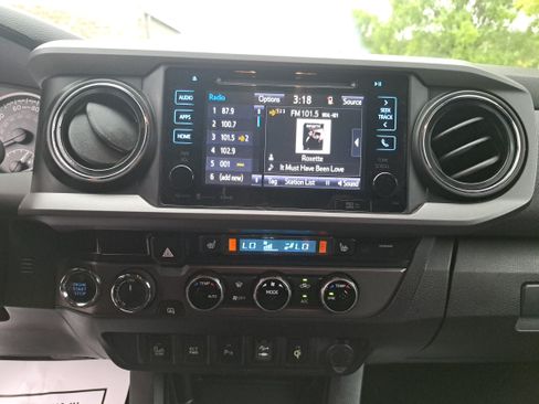 Used 2017 Toyota Tacoma TRD Sport w/ Premium & Technology Package AWD/4WD image 20