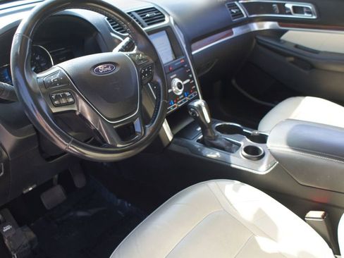 Used 2019 Ford Explorer Limited w/ Limited Luxury Package image 11