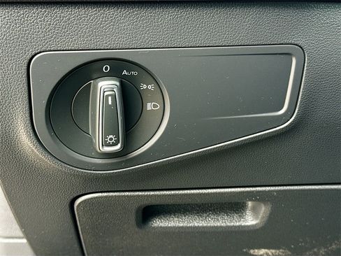 Used 2021 Volkswagen Tiguan SE w/ Panoramic Sunroof Package image 11