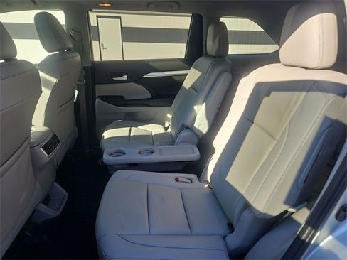 Used 2019 Toyota Highlander SE image 25