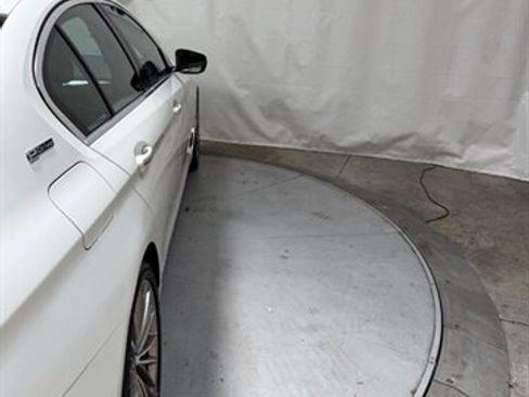 Used 2018 BMW 530e w/ Premium Package 2 RWD image 12