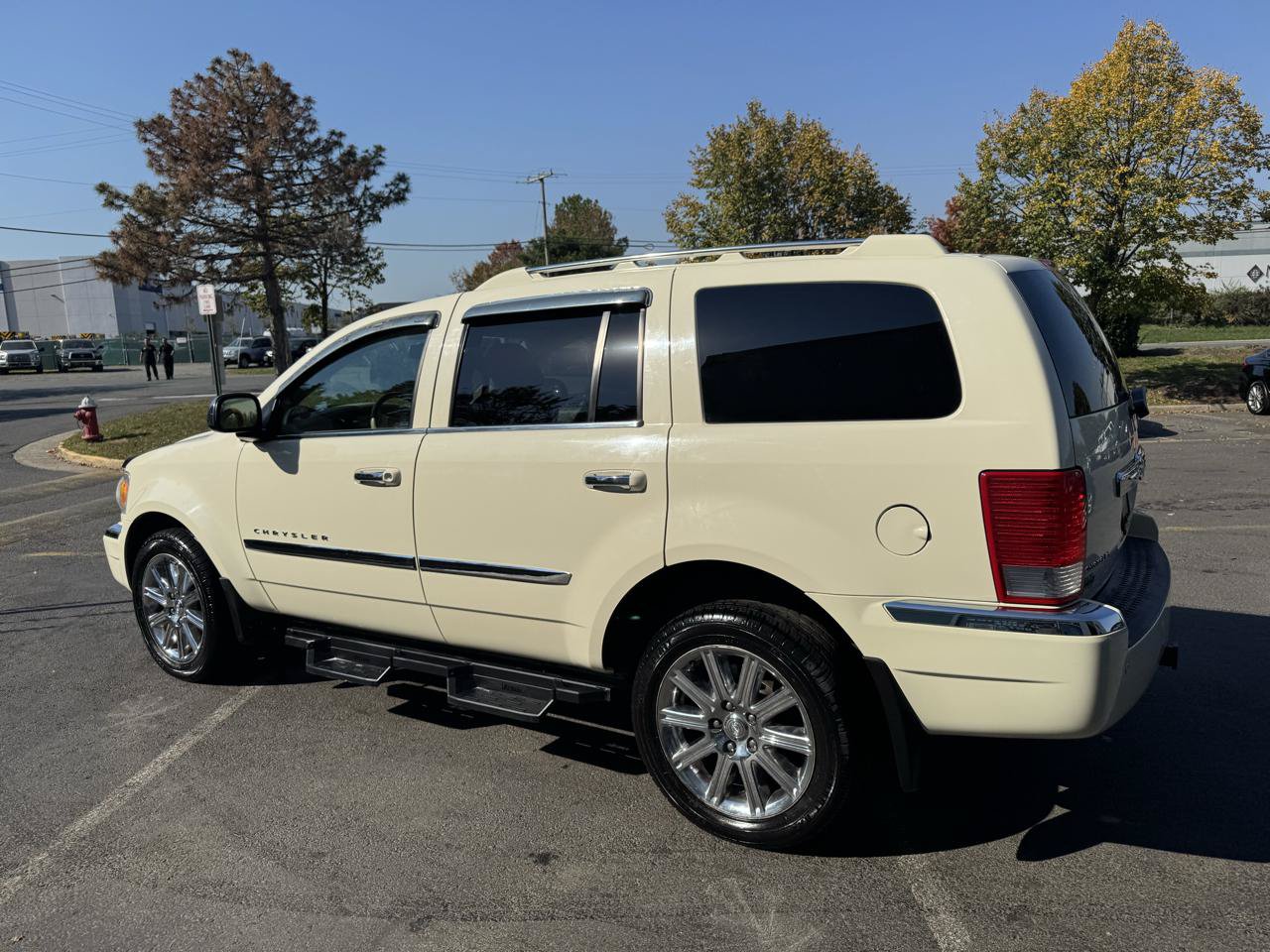 Used 2009 Chrysler Aspen Limited AWD/4WD image 23