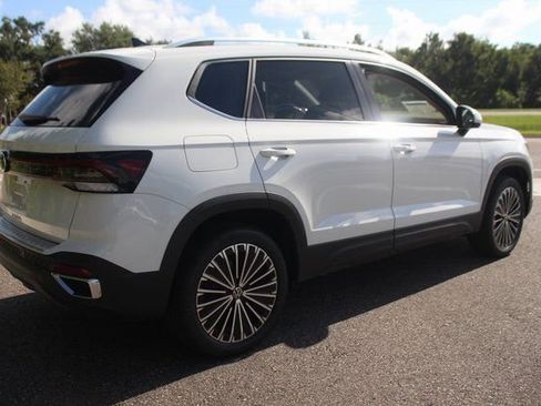 Used 2025 Volkswagen Taos SE image 7