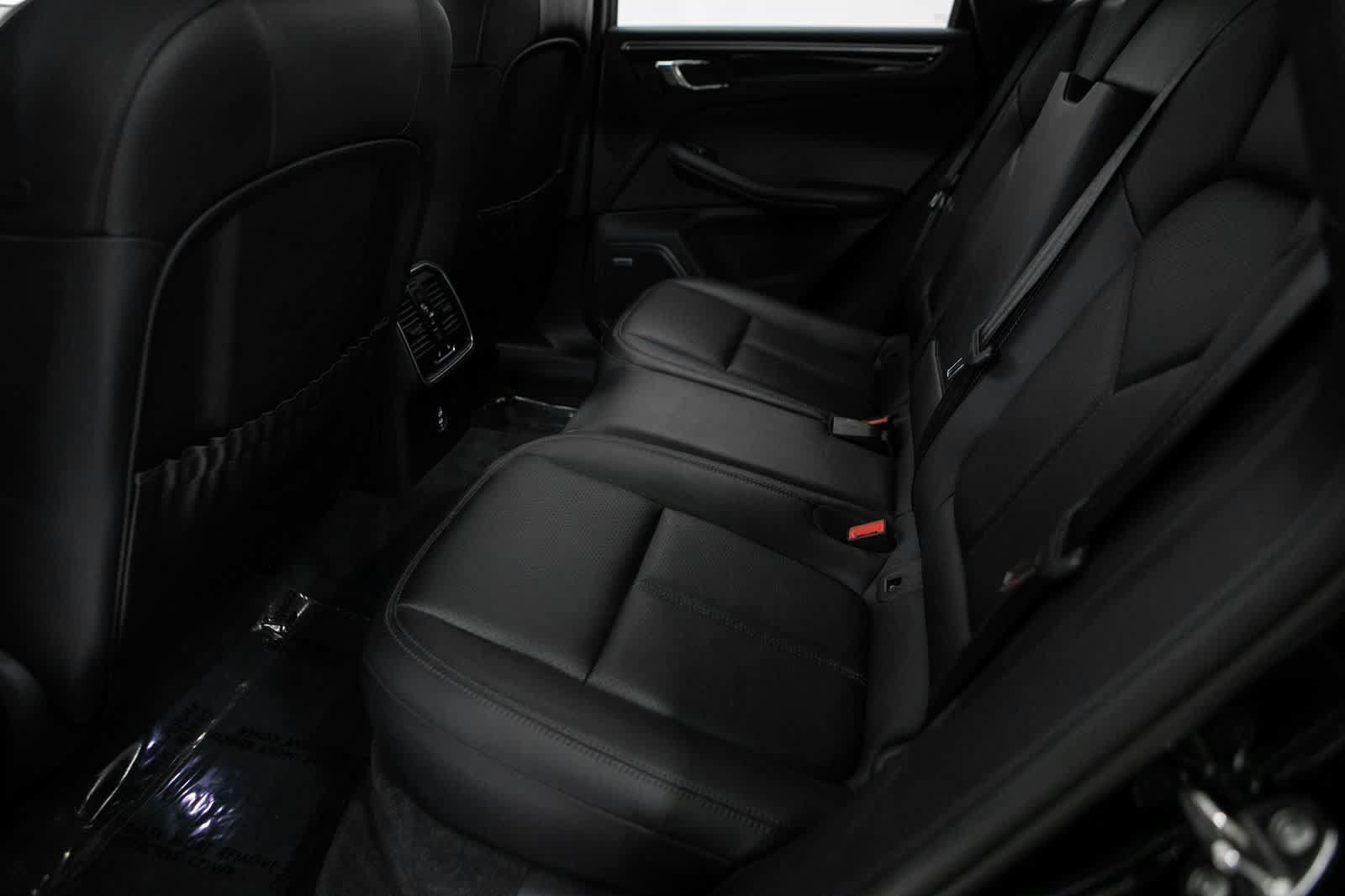 Certified 2024 Porsche Macan S AWD/4WD image 34